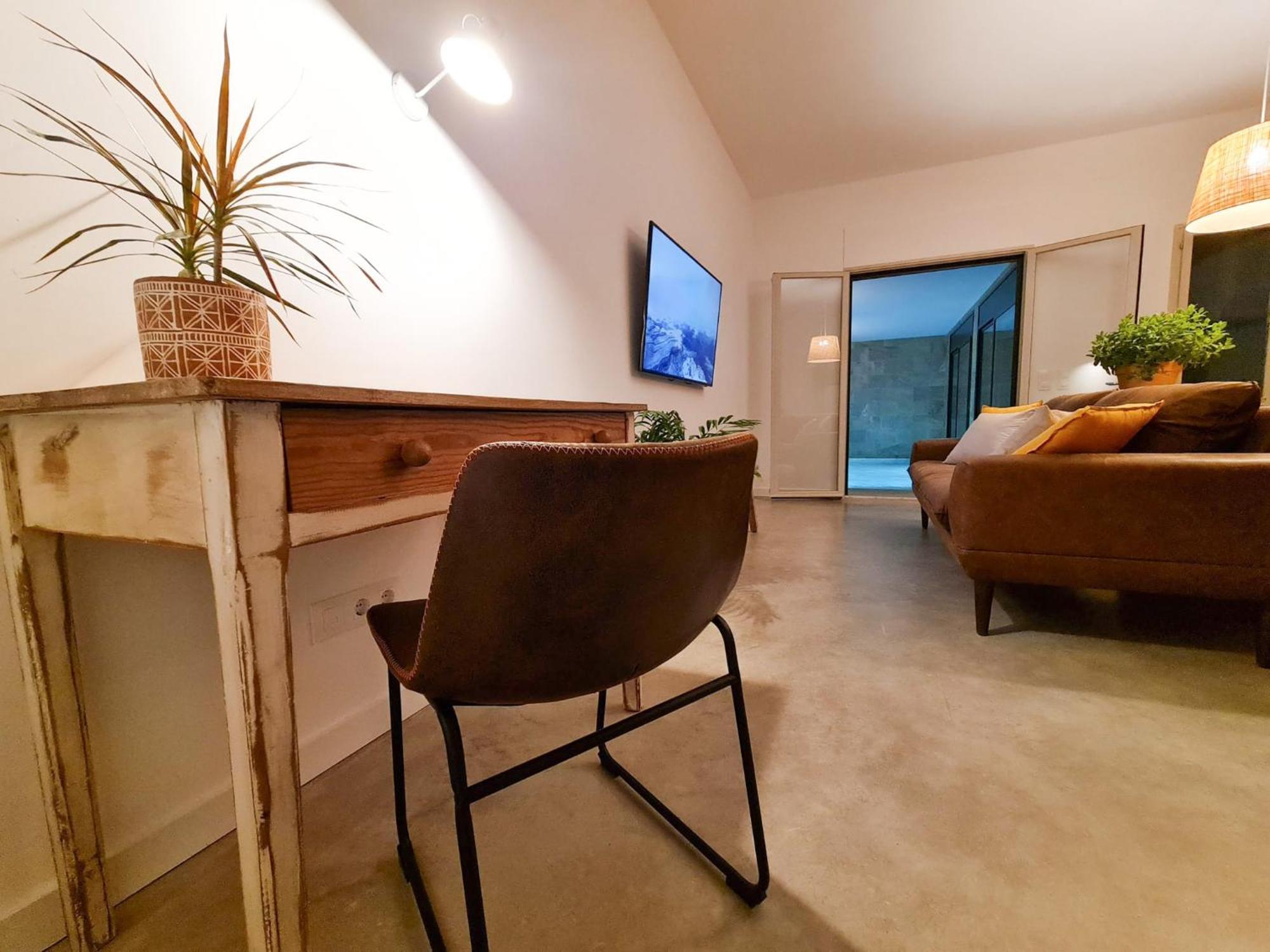 Loft Con Piscina Climatizada De Agua Salada Y Parking En El Centro De Figueres Apartment Figueres  Bagian luar foto