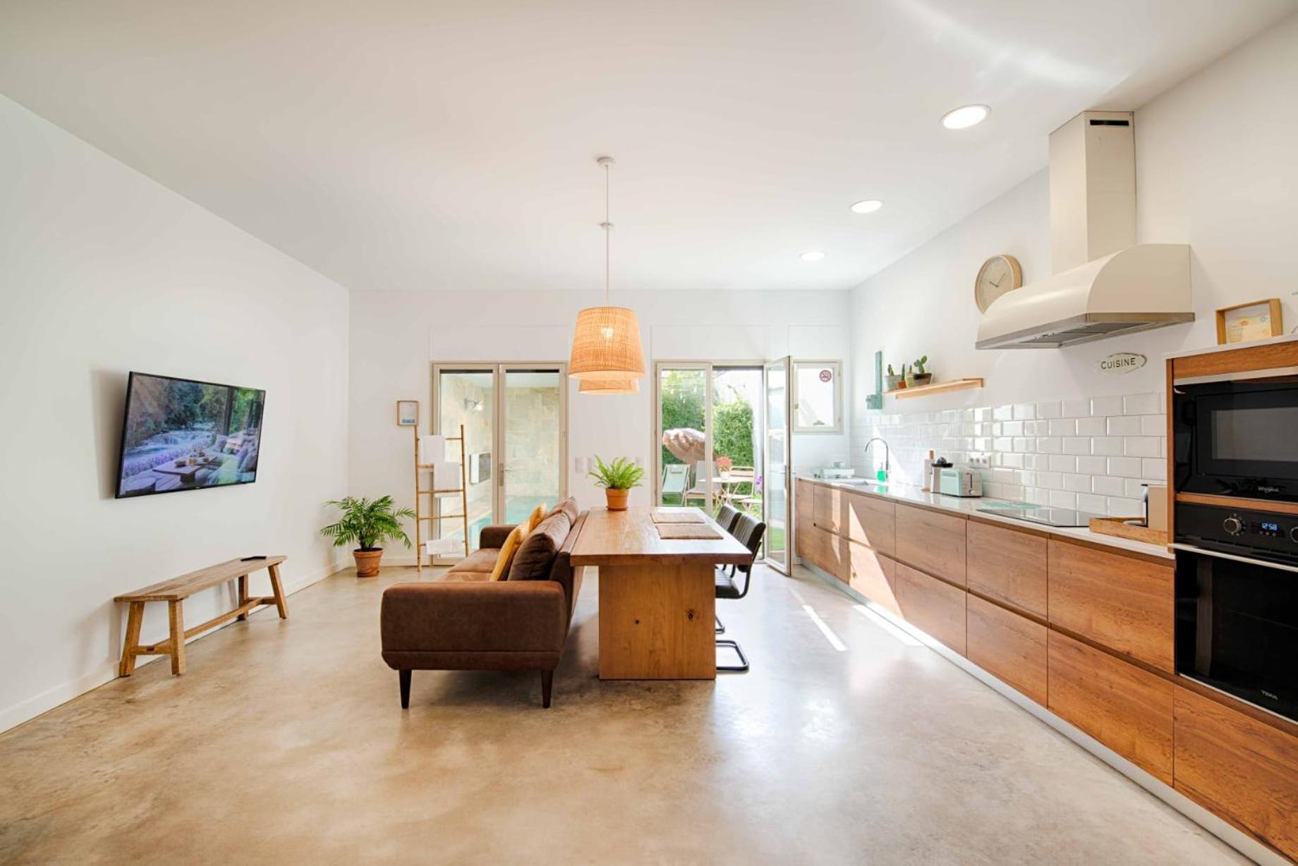 Loft Con Piscina Climatizada De Agua Salada Y Parking En El Centro De Figueres Apartment Figueres  Bagian luar foto