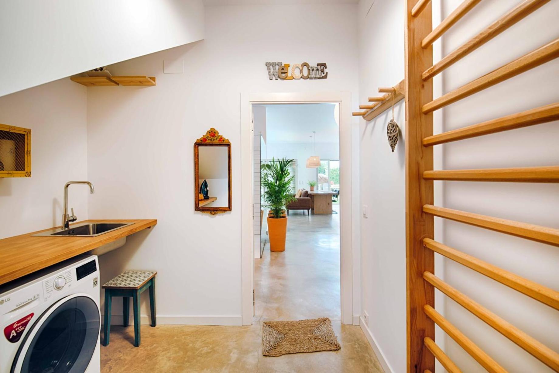 Loft Con Piscina Climatizada De Agua Salada Y Parking En El Centro De Figueres Apartment Figueres  Bagian luar foto